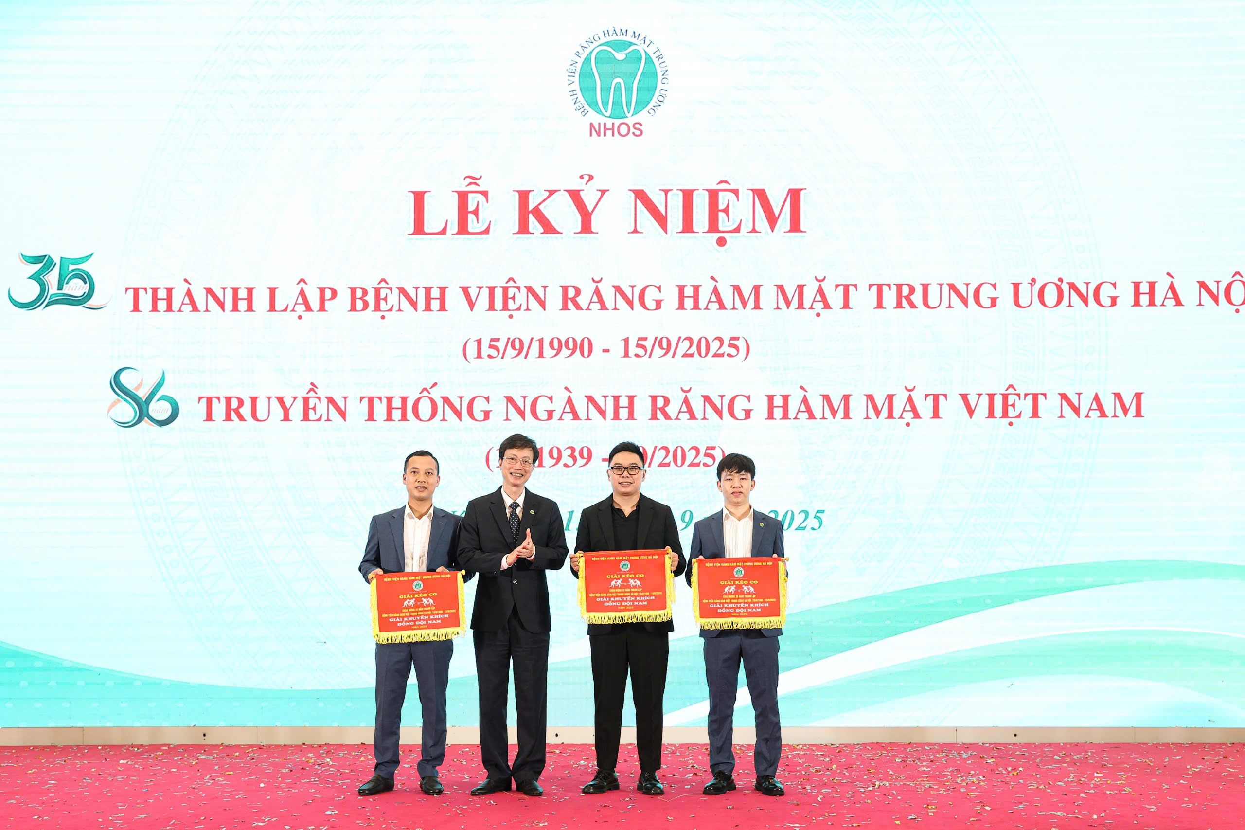 BTC trao gải cho các đội